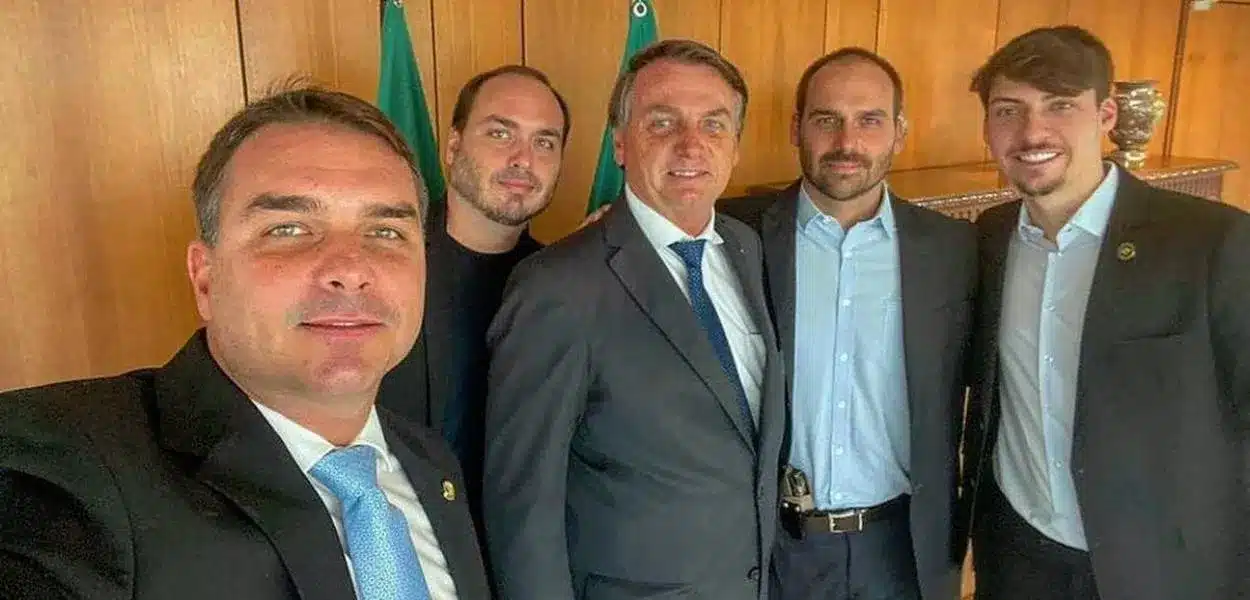 Irmãos Bolsonaro em rota de colisão: as versões opostas sobre sanções dos EUA ao STF