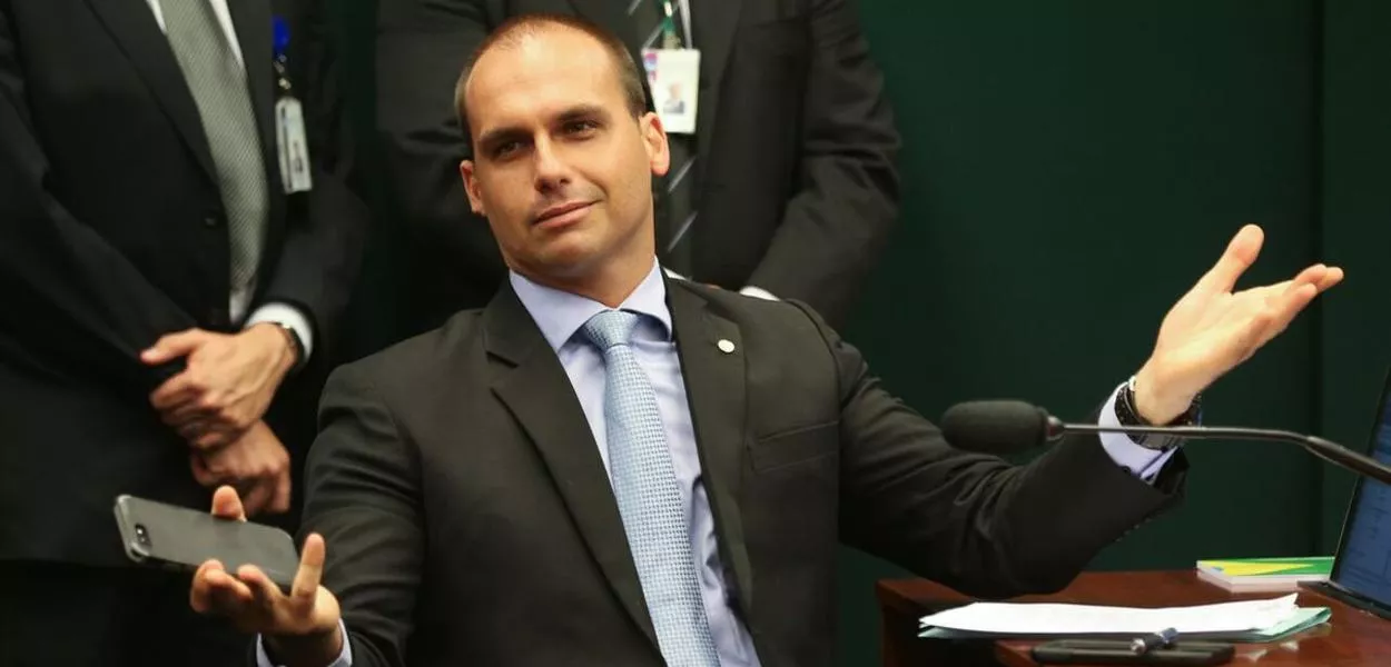 Eduardo Bolsonaro antecipa disputa e tenta barrar Michelle e Tarcísio na corrida presidencial