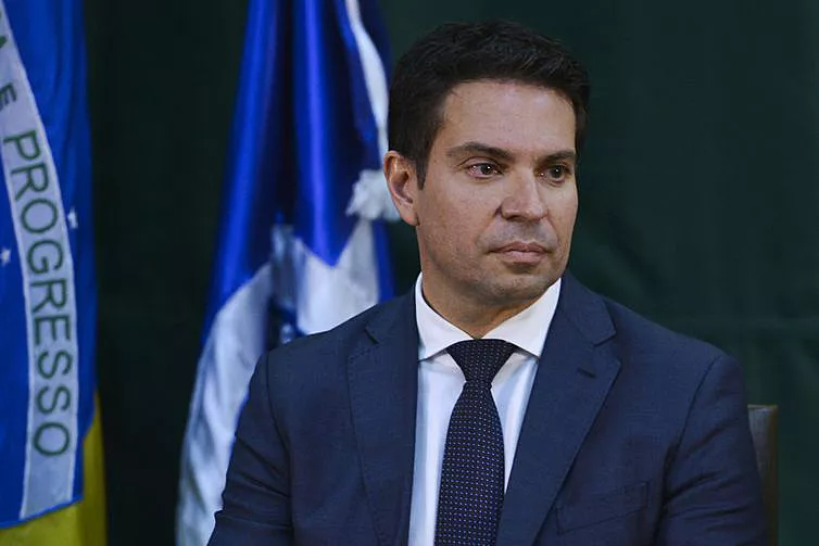 Câmara é acusada de acobertar fuga de Ramagem, e votação do PL Antifacção pode ser anulada