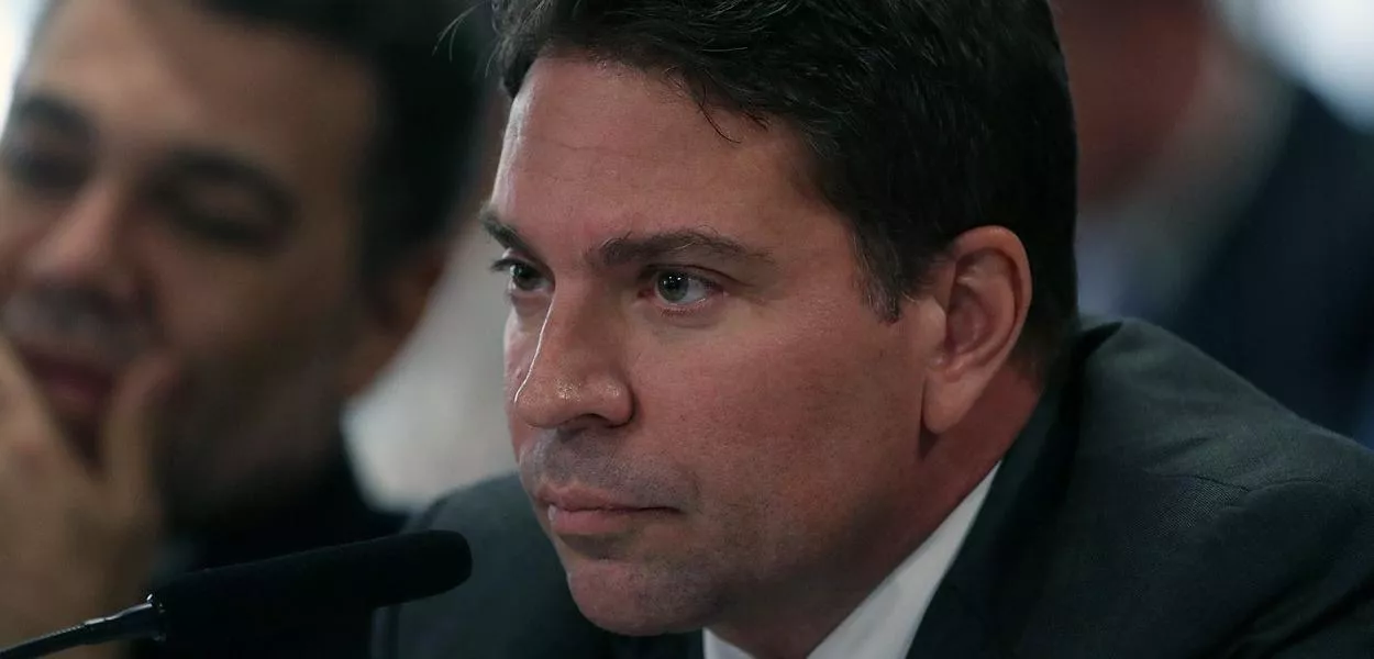 Foragido, Alexandre Ramagem intensifica ataques ao Supremo Tribunal Federal e ao Alexandre de Moraes