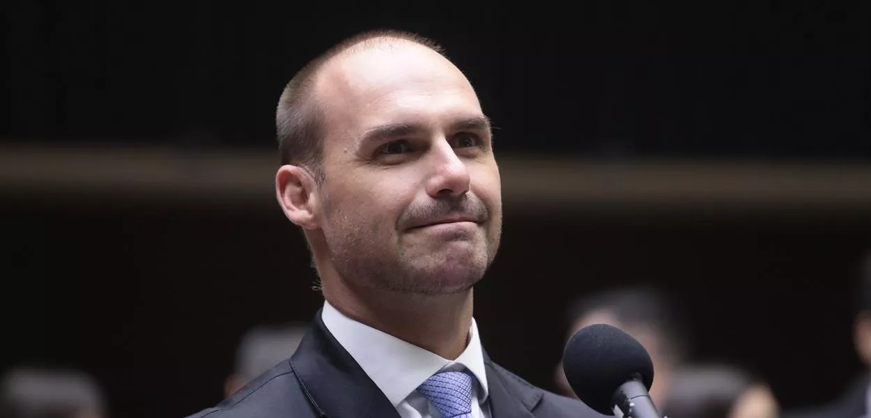 Eduardo Bolsonaro acena com candidatura à Presidência em 2026, mas enfrenta investigações e disputas internas