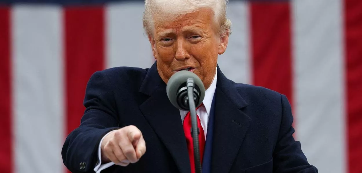 Trump faz comentários sobre tarifas na Casa Branca 02/04/2025 (Foto: REUTERS/Carlos Barria)