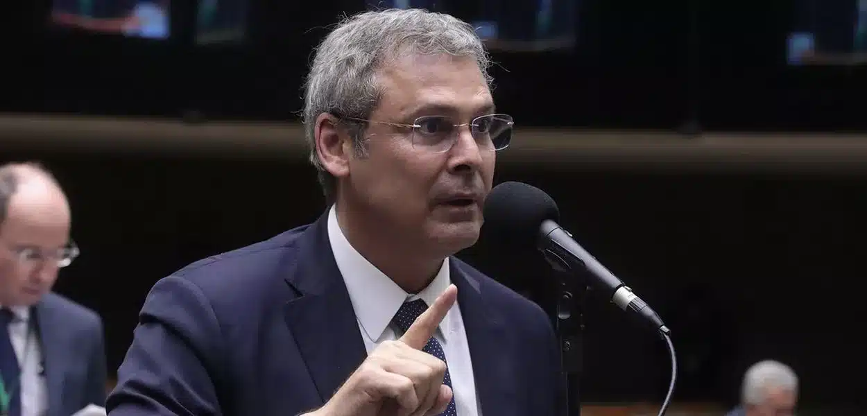 Cassação de Eduardo Bolsonaro é solicitada por Lindbergh Farias