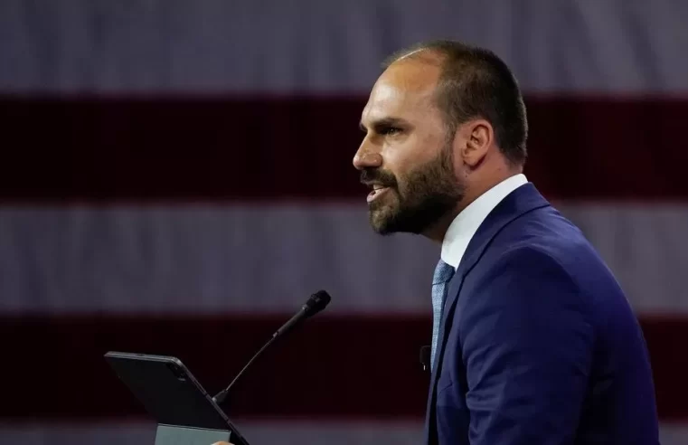 Eduardo Bolsonaro antecipa disputa e tenta barrar Michelle e Tarcísio na corrida presidencial