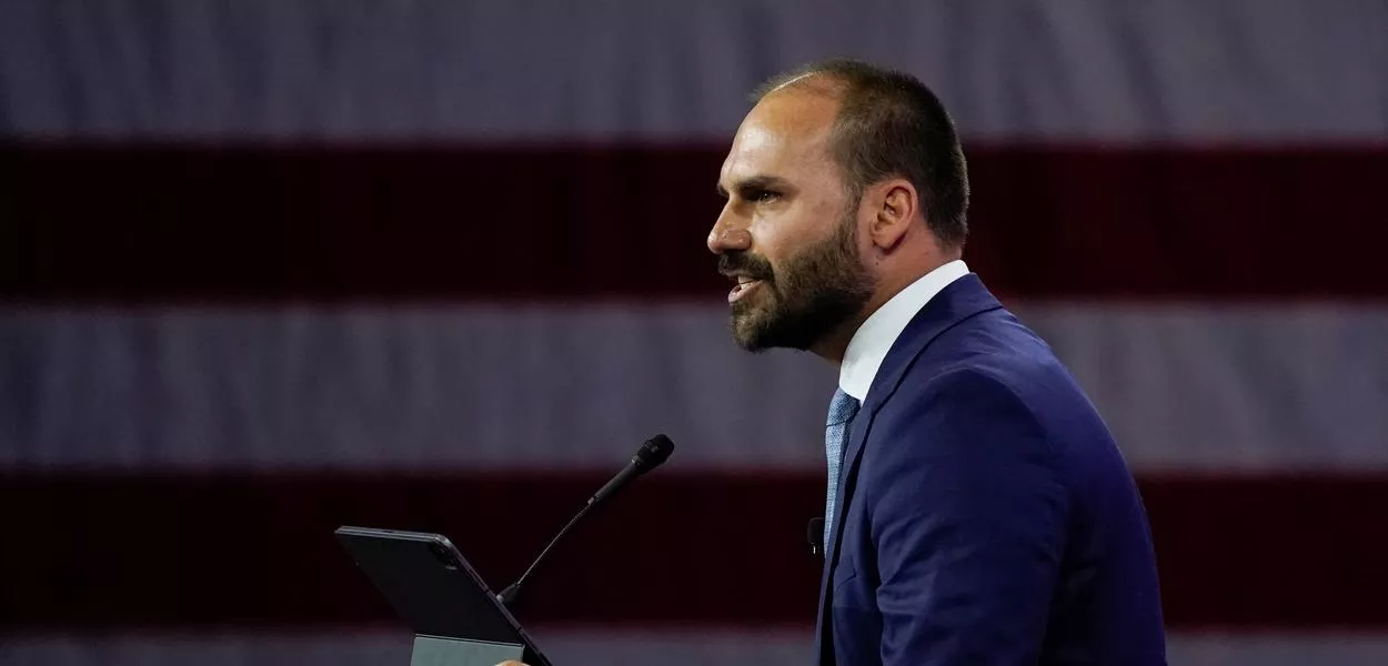 Eduardo Bolsonaro antecipa disputa e tenta barrar Michelle e Tarcísio na corrida presidencial