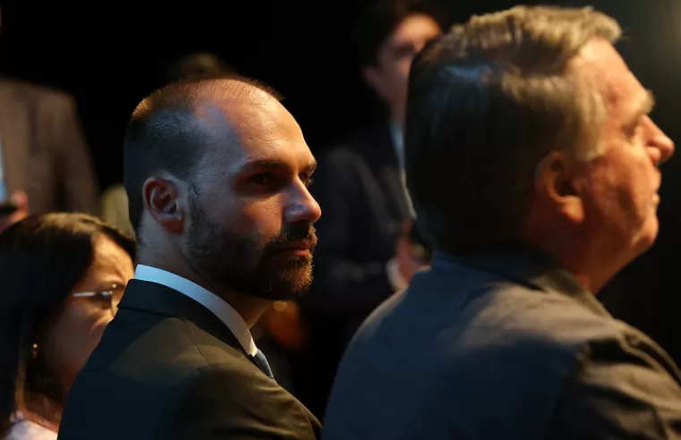 Bolsonaro diz que sustenta Eduardo nos EUA com doações via Pix — e escancara o deboche