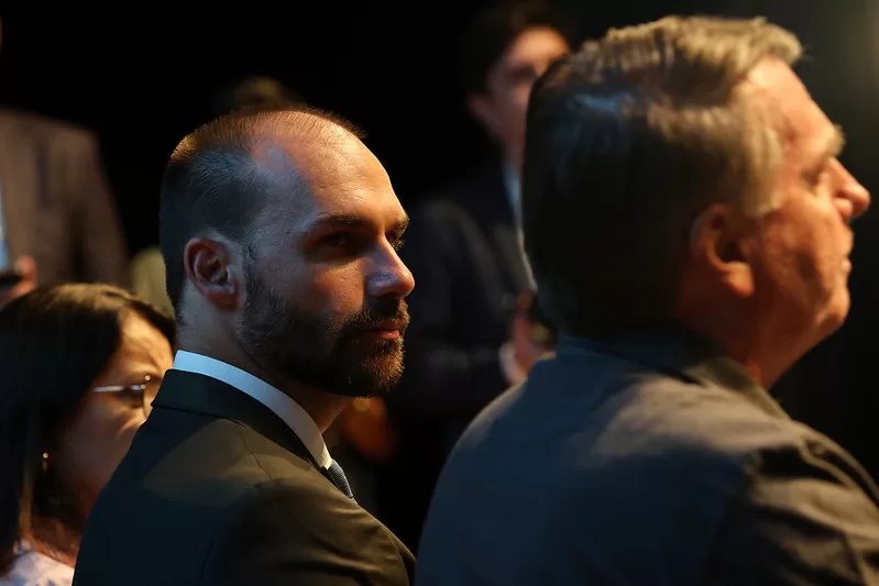 Bolsonaro diz que sustenta Eduardo nos EUA com doações via Pix — e escancara o deboche