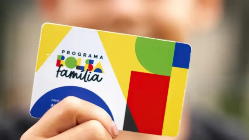 Bolsa Família salvou mais de 700 mil vidas e evitou 8 milhões de internações em 20 anos, aponta estudo