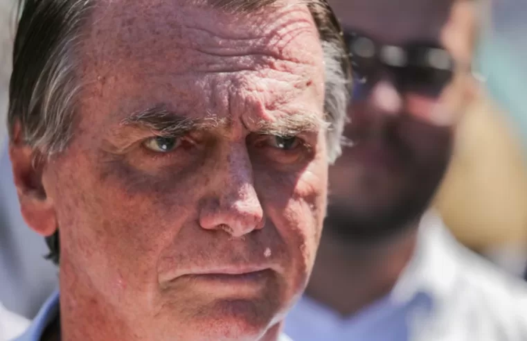 Bolsonaro mostra cicatrizes na barriga ao deixar hospital no DF