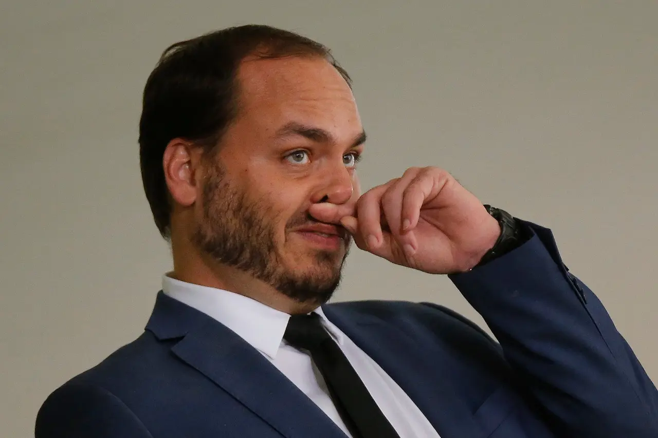 Carluxo choraminga por novas intimações da PF: “Perdi as contas…”