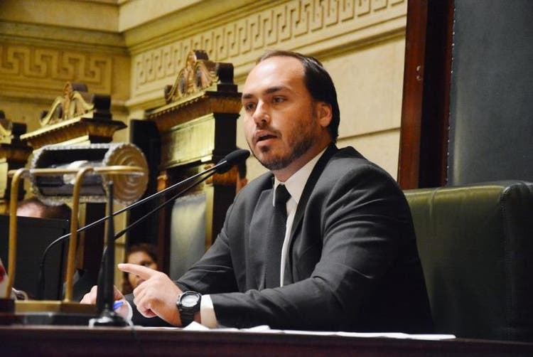 Carlos Bolsonaro pode disputar Senado por Santa Catarina caso Seif seja cassado