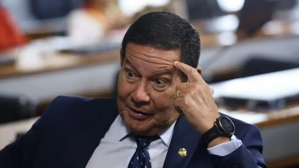 Mourão recua, mas já é tarde para salvar Bolsonaro da prisão