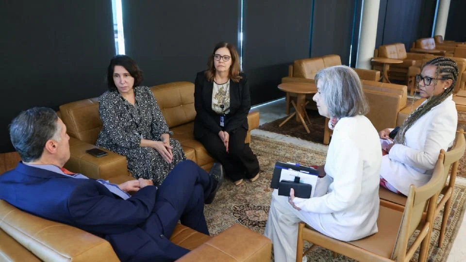 “Ditadura também se faz com constrangimento”: Barroso e Cármen Lúcia recebem oficial de Justiça humilhada por Bolsonaro na UTI