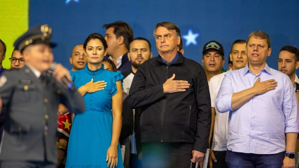 Bolsonaro articula apoio à chapa Tarcísio de Freitas-Michelle Bolsonaro para 2026