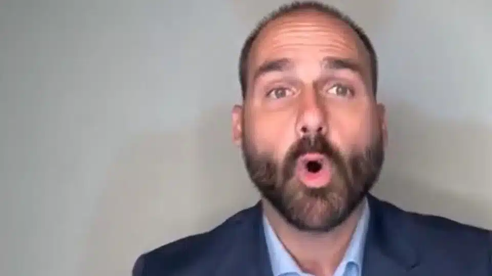 Eduardo Bolsonaro reage com fúria a matéria sobre sua atuação nos EUA: um episódio que expõe a fragilidade de sua retórica