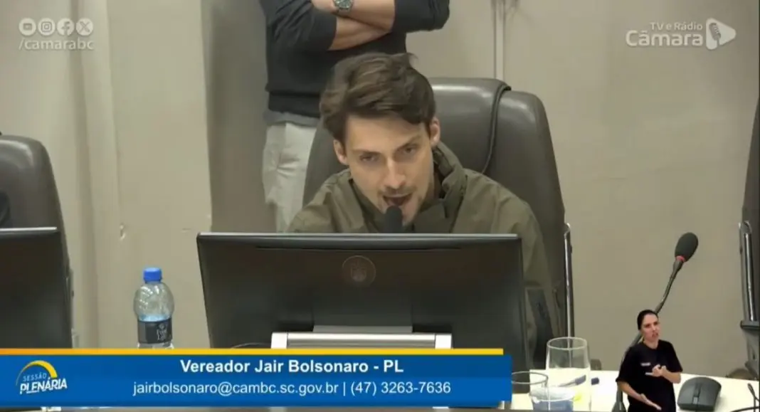 Jair Renan glorifica a ditadura e revela ignorância criminosa da família Bolsonaro