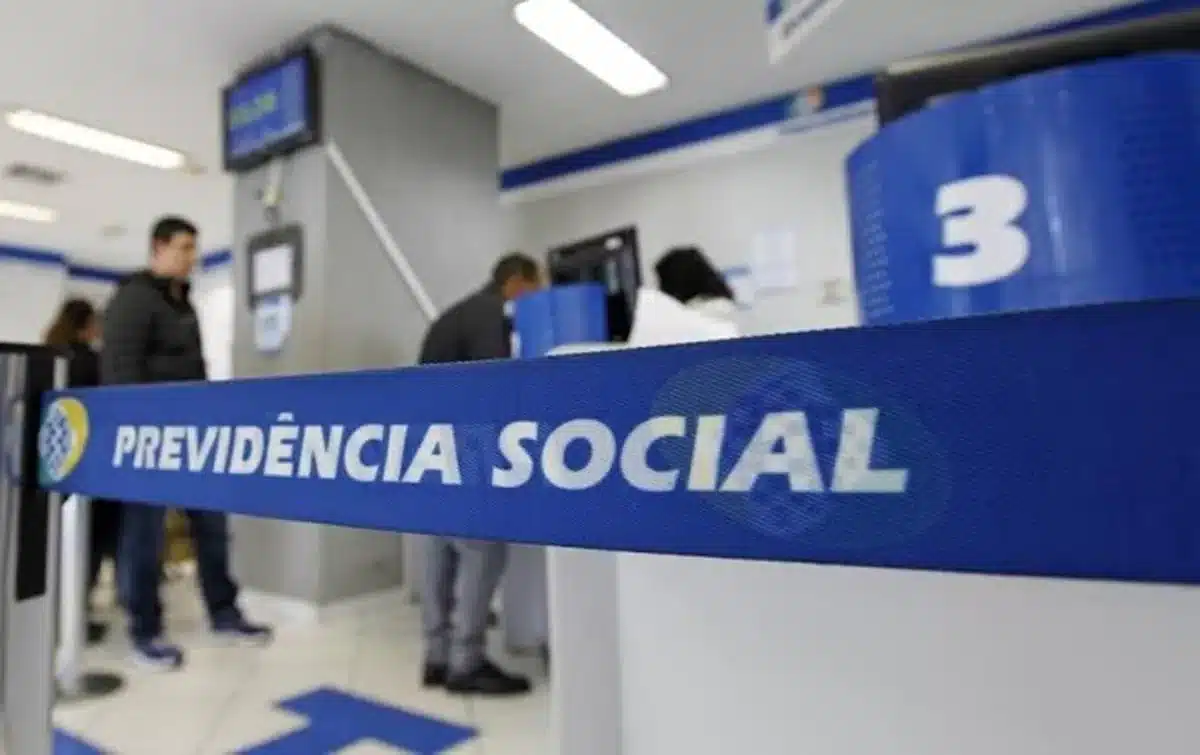 Explode novo escândalo: governo Bolsonaro fez descontos ilegais em contracheques de servidores