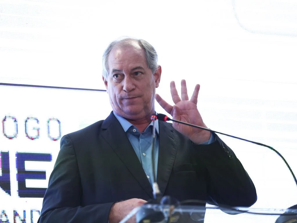 Ciro Gomes ensaia retorno e acena para 2026: resistência ou sobrevida política?