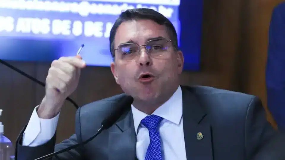 “Doce negócio, amargas polêmicas”: A trajetória da loja de chocolates de Flávio Bolsonaro