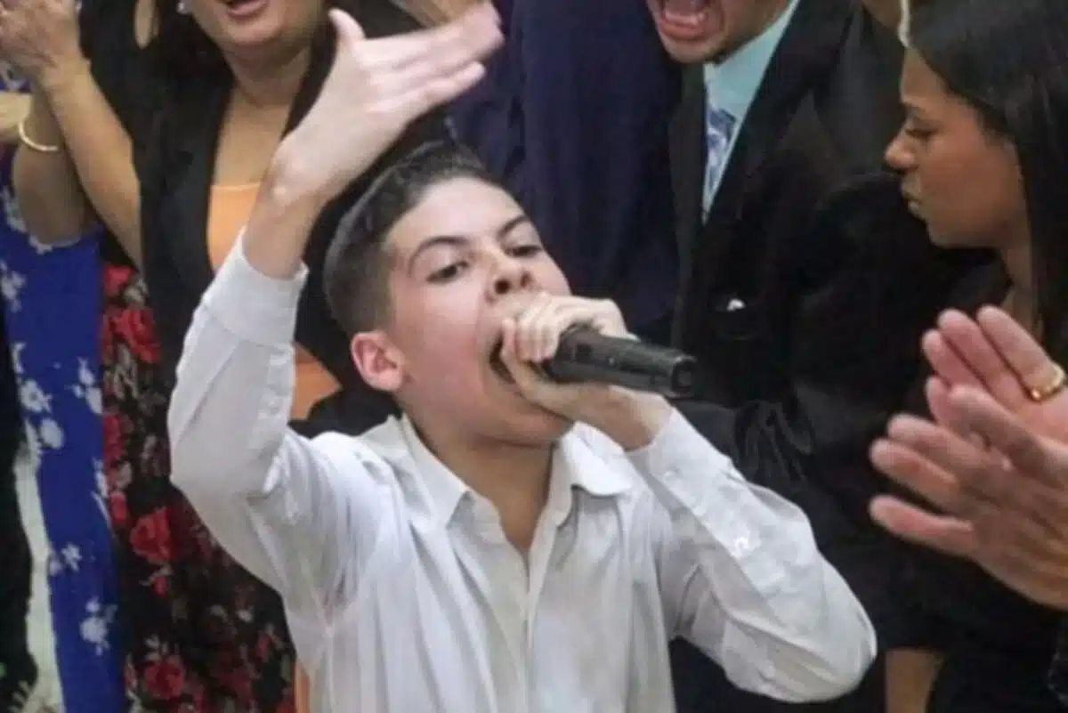 Pastor mirim é nomeado ‘Embaixador da Paz’ no RJ, apesar de polêmicas e proibição de pregar