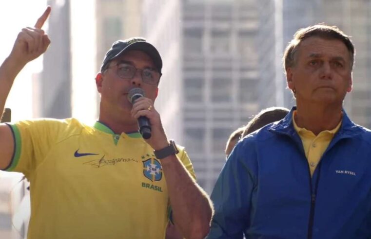 Flávio Bolsonaro acusa STF de perseguição durante ato na Paulista