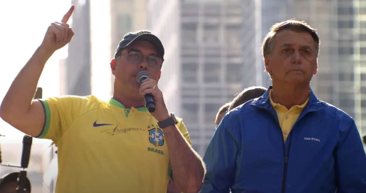 Flávio Bolsonaro acusa STF de perseguição durante ato na Paulista