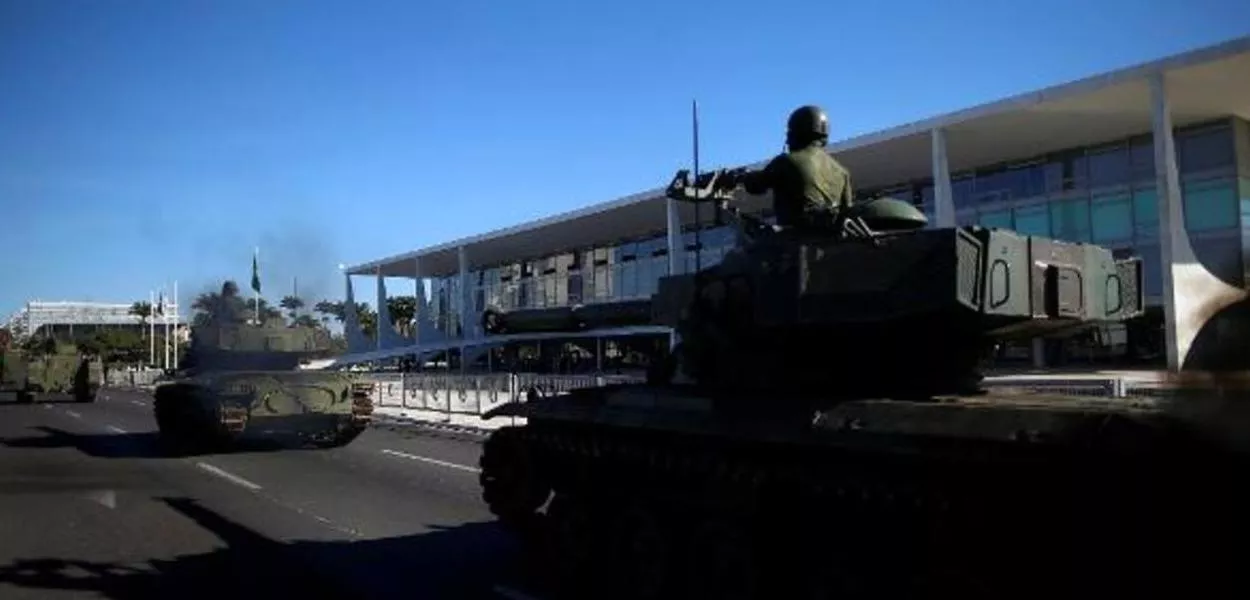 “Coincidência”, diz ex-comandante Garnier sobre desfile de blindados em Brasília durante votação de voto impresso