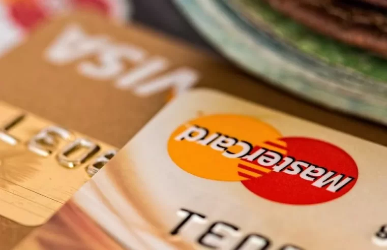 Juros do cartão disparam para 449% ao ano — e ninguém é preso por agiotagem