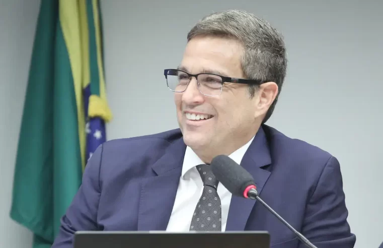 Campos Neto aprova Selic a 15% e afirma: “eu teria feito a mesma coisa”
