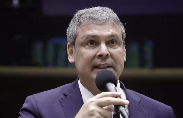 Lindbergh Farias solicita cassação do passaporte diplomático de Eduardo Bolsonaro