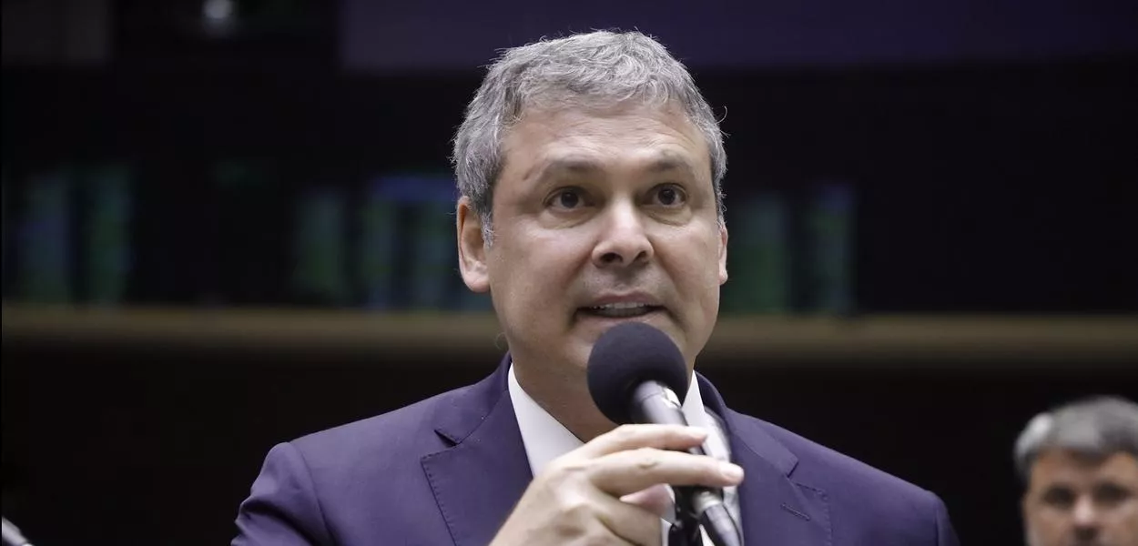 Lindbergh Farias solicita cassação do passaporte diplomático de Eduardo Bolsonaro