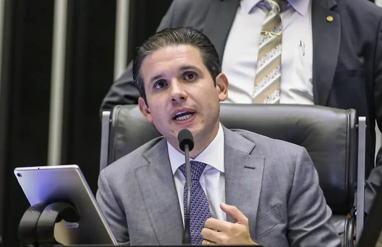 Câmara bloqueia recursos do gabinete de Carla Zambelli por ordem de Moraes