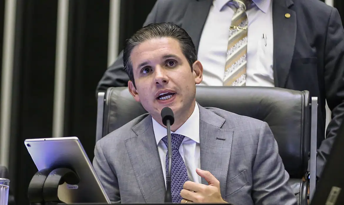 Câmara bloqueia recursos do gabinete de Carla Zambelli por ordem de Moraes