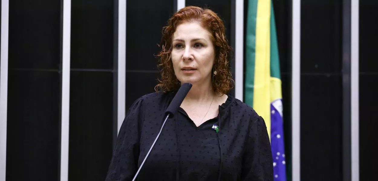 Hugo Motta encaminha à CCJ decisão do STF sobre cassação do mandato de Carla Zambelli