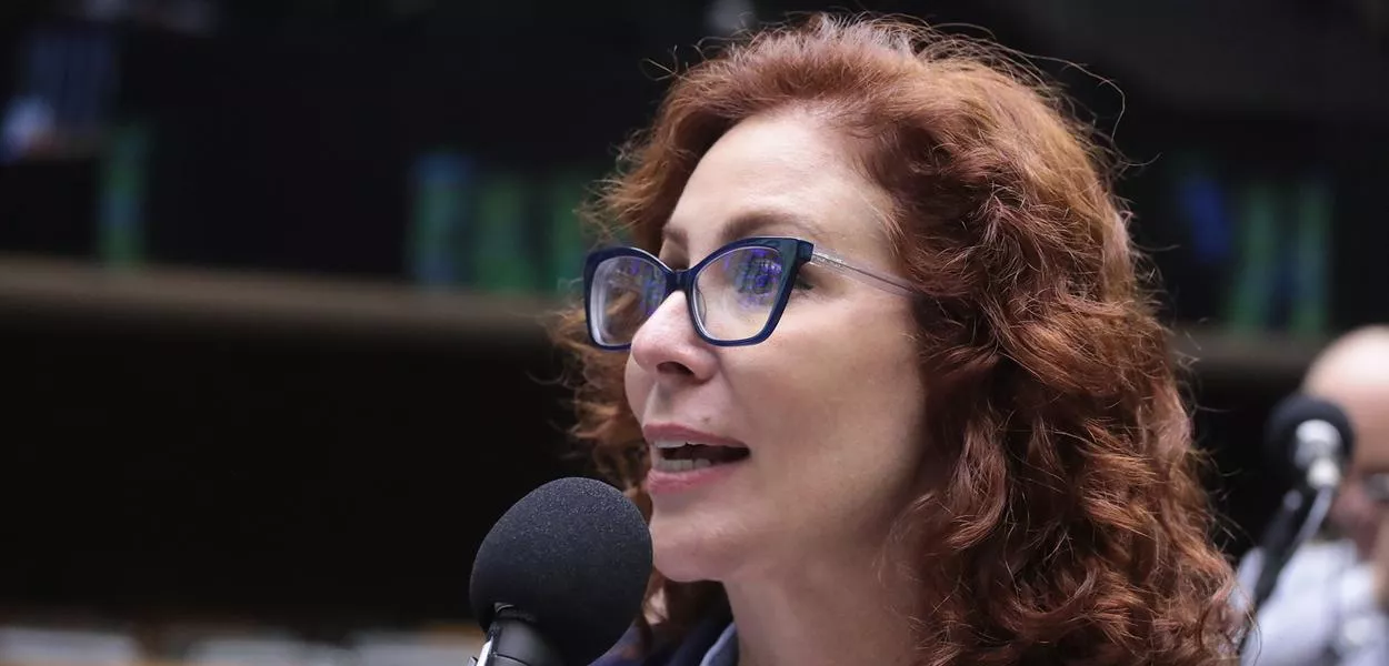 Carla Zambelli pede licença de 127 dias da Câmara após deixar o Brasil