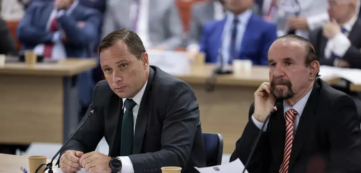 Defesa de Cid reafirma: Braga Netto entregou dinheiro em caixa de vinho para financiar golpe