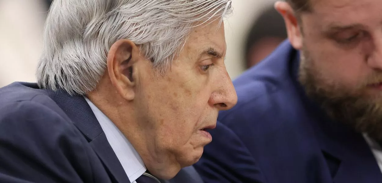 Heleno apresenta laudo de doença grave para tentar escapar da prisão