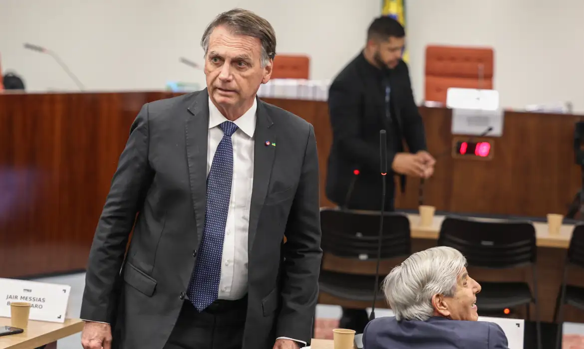 Bolsonaro nega que Marinha tenha disponibilizado tropas para golpe