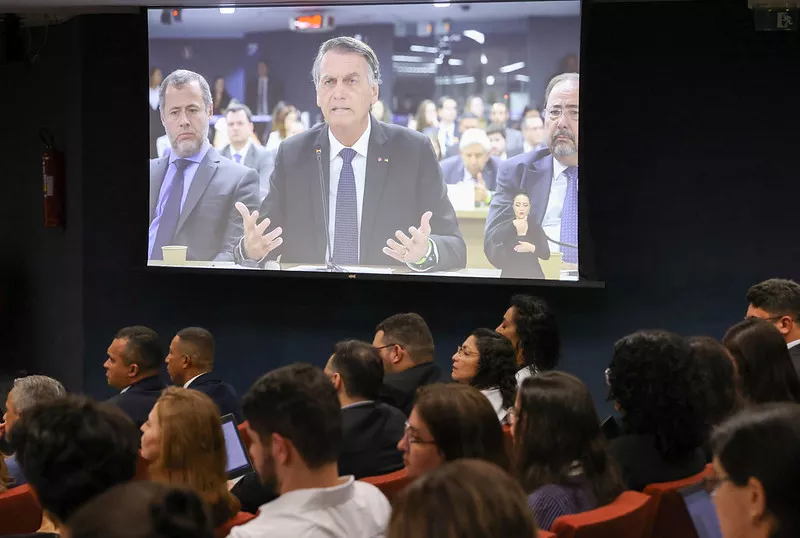 Bolsonaro confirma reunião com Zambelli e hacker Delgatti
