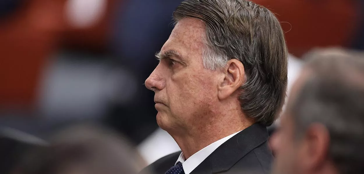 Bolsonaro tenta prisão domiciliar, mas pena deve começar em regime fechado
