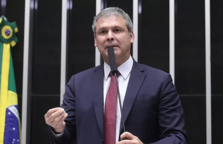 Lindbergh chama decisão de Hugo Motta de “grave erro” na pauta do IOF