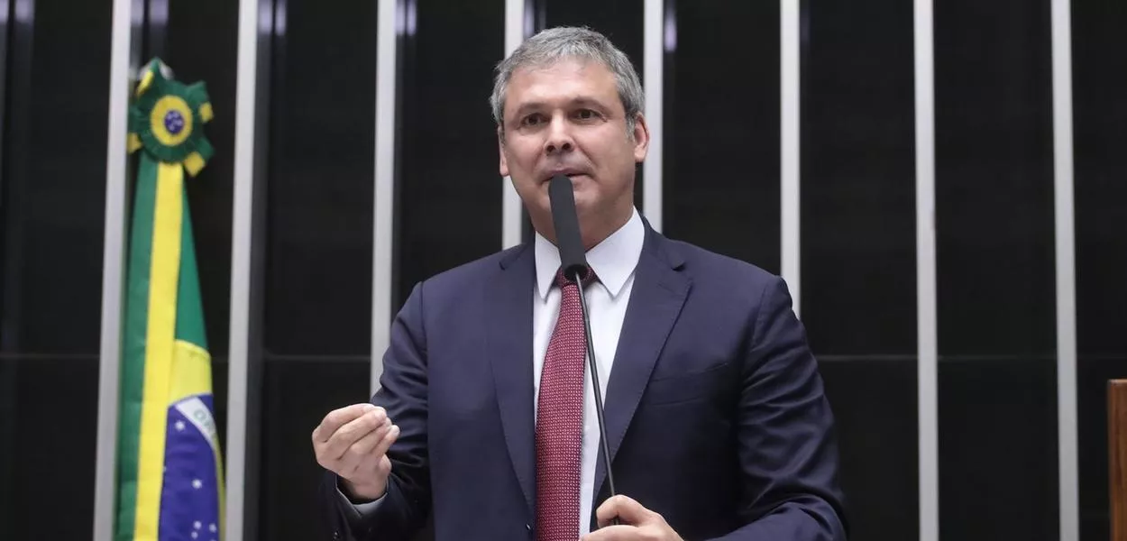 Lindbergh chama decisão de Hugo Motta de “grave erro” na pauta do IOF