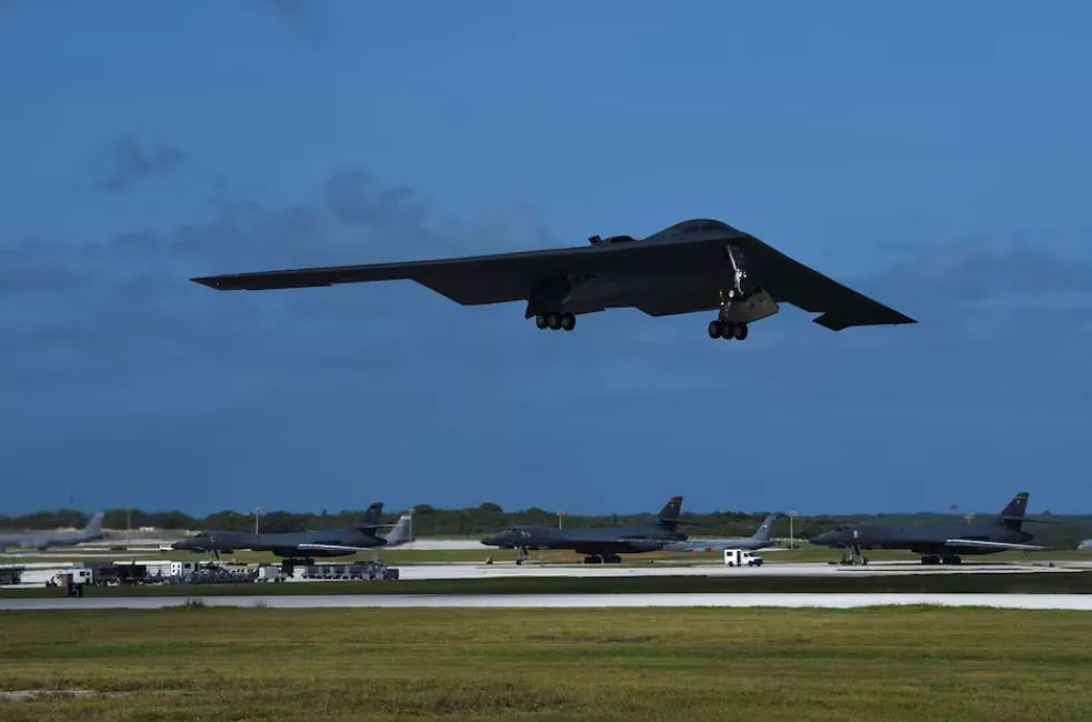 EUA mobilizam bombardeiros B‑2 enquanto Trump ameaça atacar o Irã