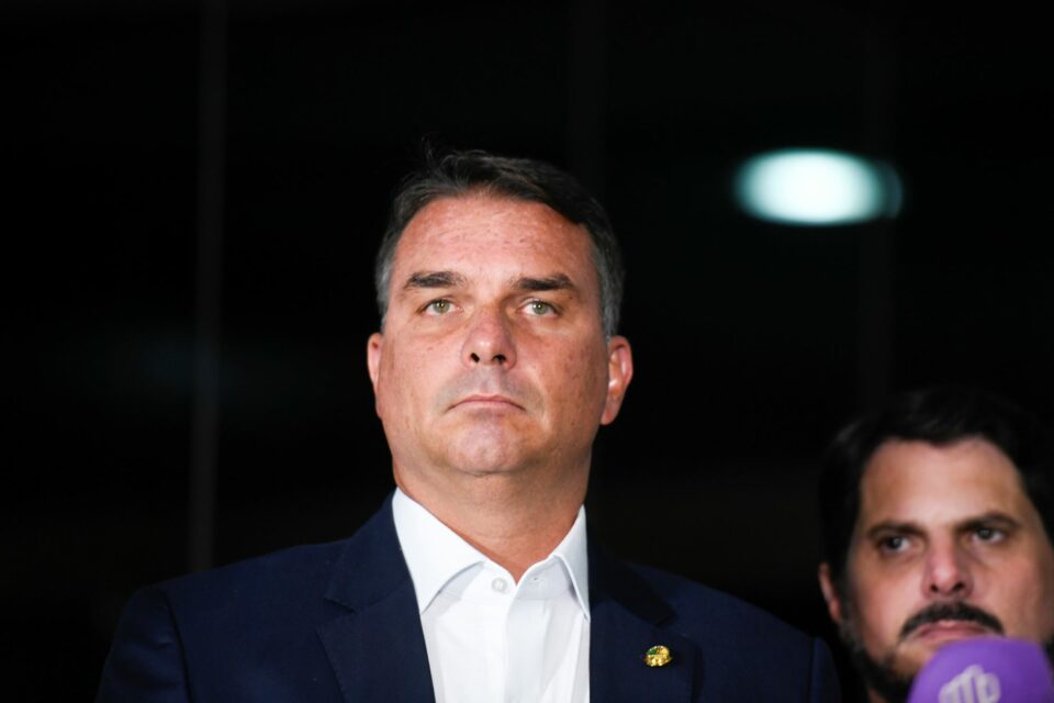 Mercado reage: estrangeiros retiram R$ 2 bi da B3 após anúncio da pré-candidatura de Flávio Bolsonaro