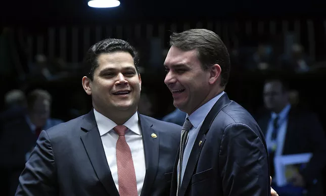 Flávio Bolsonaro acusa Alcolumbre de descumprir acordo sobre anistia