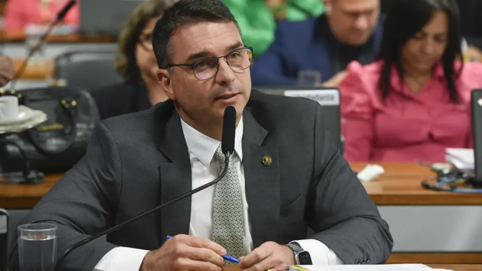 Flávio Bolsonaro defende indulto com “uso da força” — golpismo à vista?