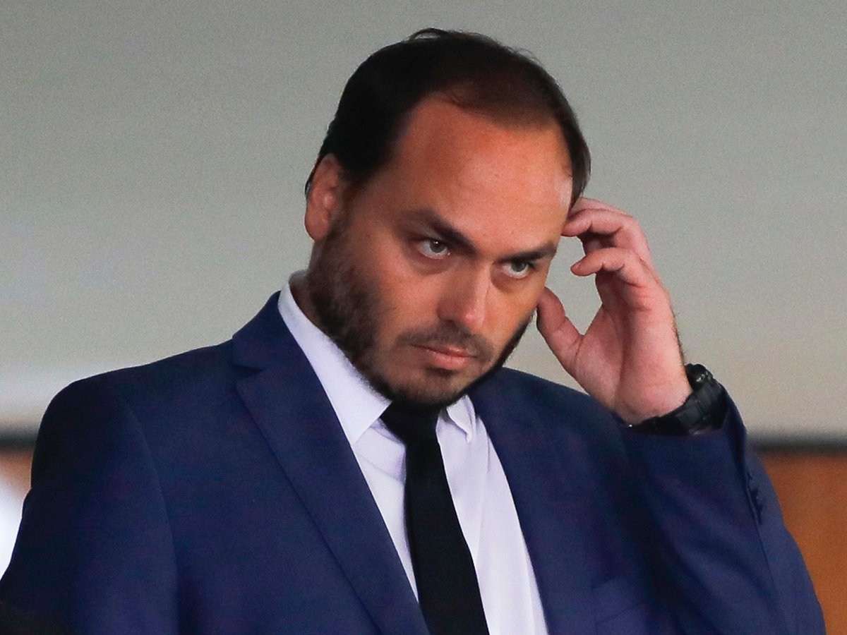 Carluxo admitiu envio de US$ 10 mil aos EUA após derrota do pai, revela depoimento