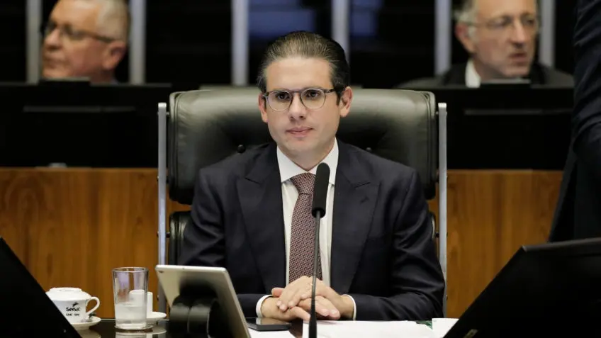 Motta suspende sessão e ameaça deputados que ocupam o plenário