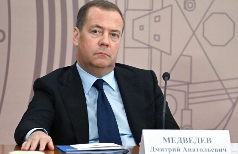 Medvedev alerta: “vários países prontos para fornecer ogivas nucleares ao Irã” após ataques dos EUA