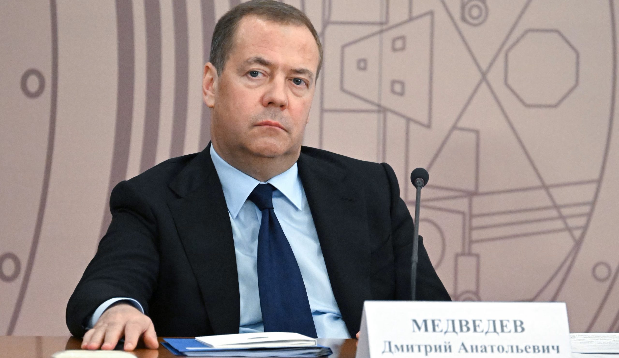 Medvedev alerta: “vários países prontos para fornecer ogivas nucleares ao Irã” após ataques dos EUA